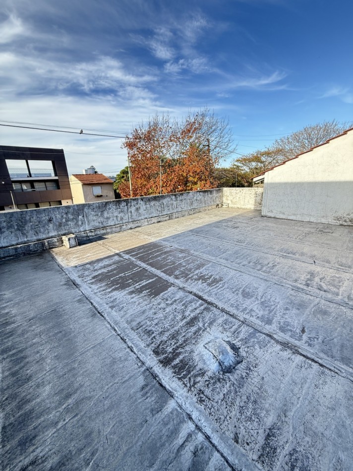 Casa en venta tres ambiente con departamento y espacio aereo para construccion 