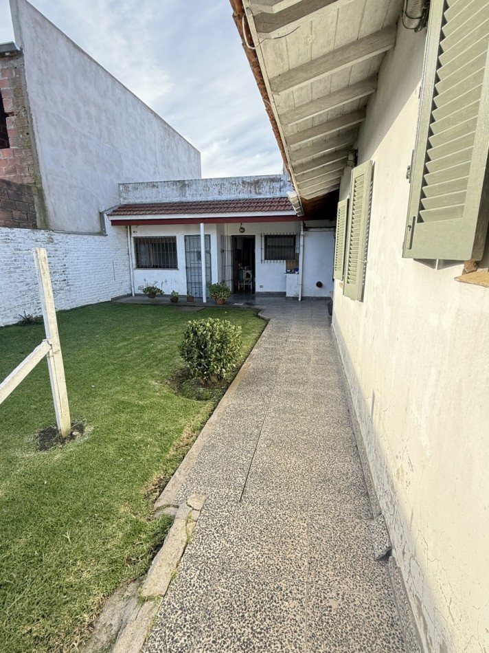 Casa en venta tres ambiente con departamento y espacio aereo para construccion 