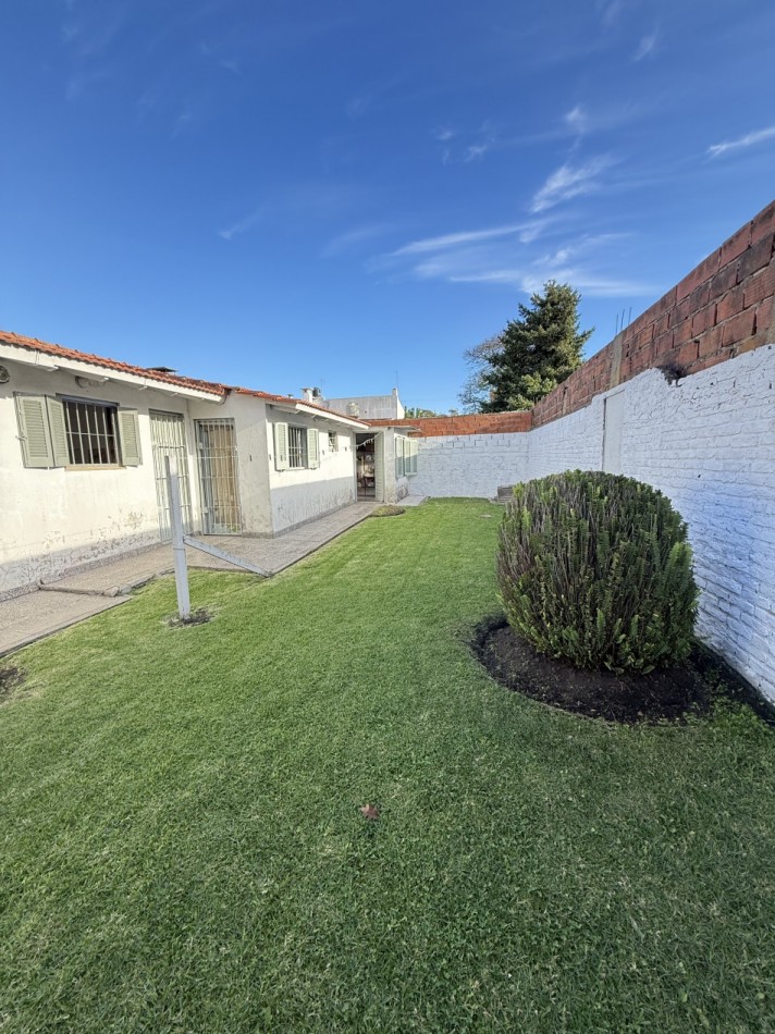 Casa en venta tres ambiente con departamento y espacio aereo para construccion 