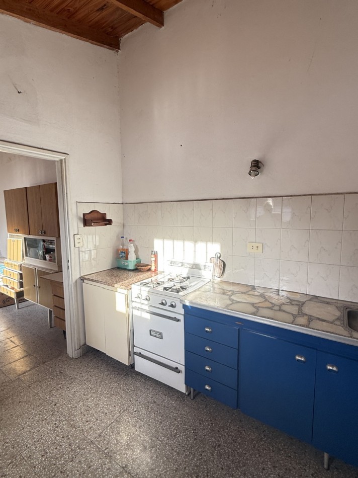 Casa en venta tres ambiente con departamento y espacio aereo para construccion 