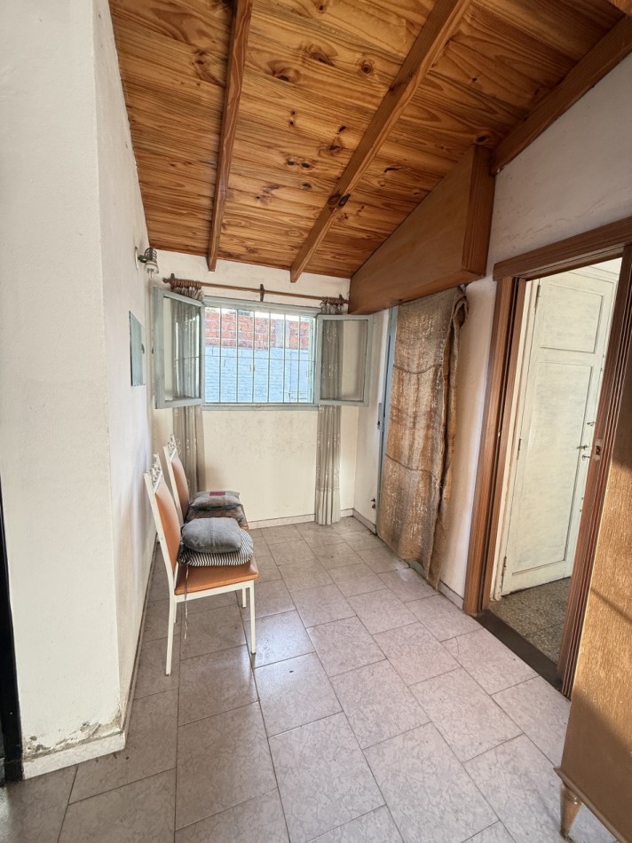 Casa en venta tres ambiente con departamento y espacio aereo para construccion 