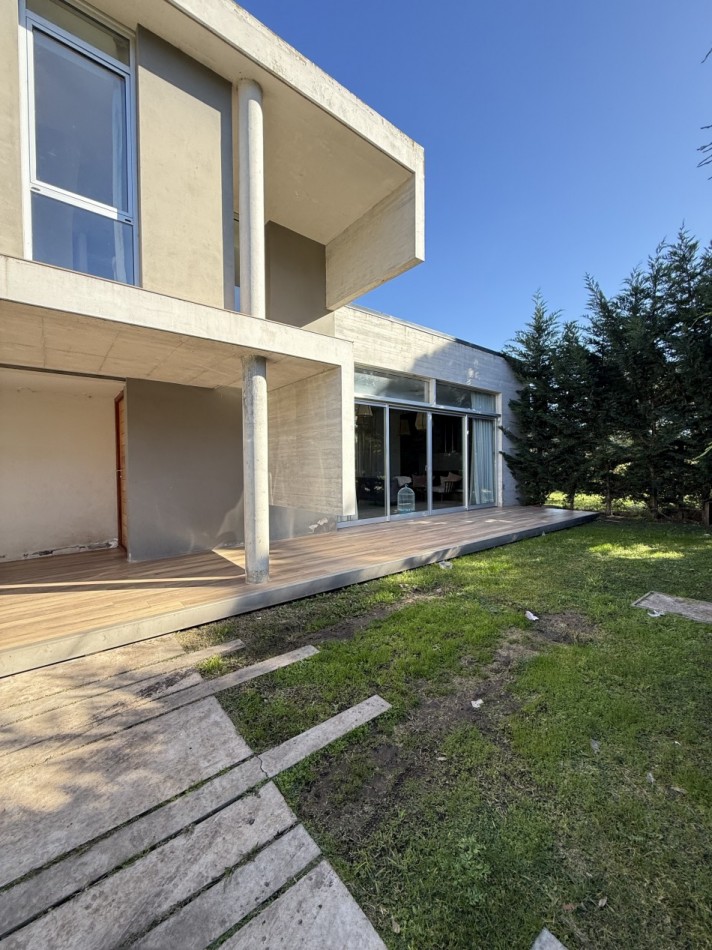 Casa 4 ambientes de corte moderno Reserva Golf de Acantilados