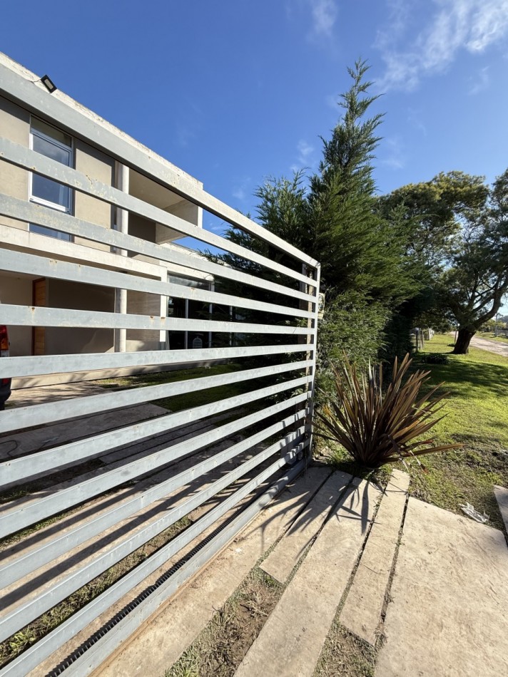 Casa 4 ambientes de corte moderno Reserva Golf de Acantilados