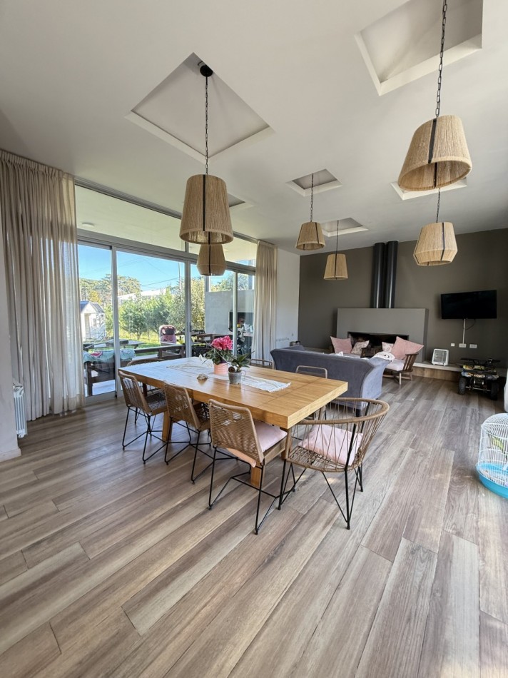 Casa 4 ambientes de corte moderno Reserva Golf de Acantilados