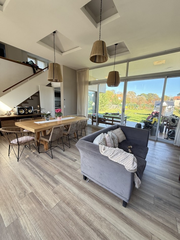 Casa 4 ambientes de corte moderno Reserva Golf de Acantilados