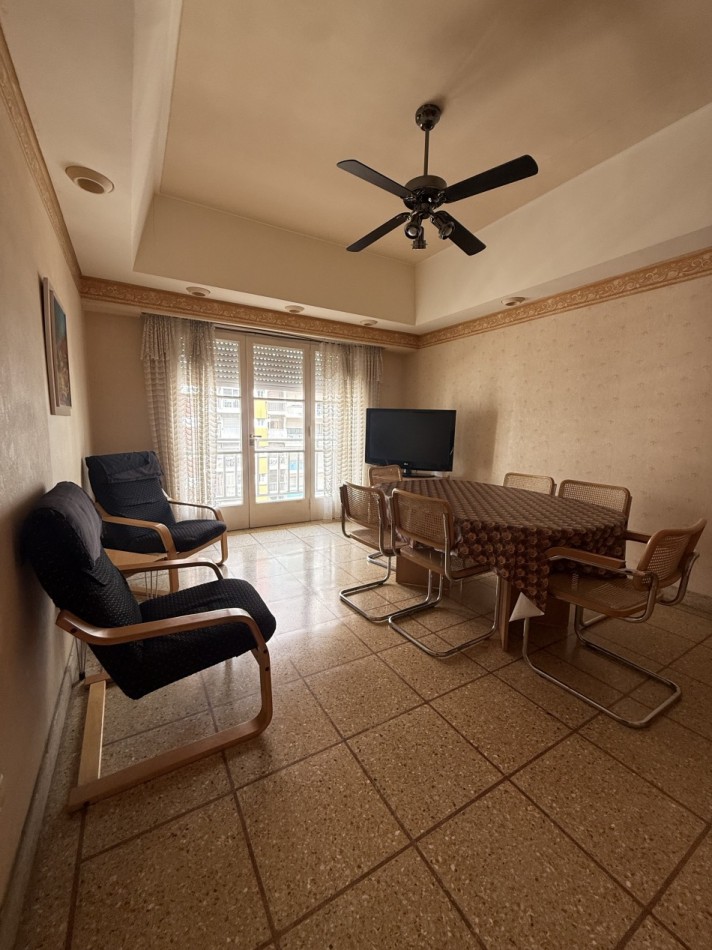 Departamento cuatro ambientes a la calle 