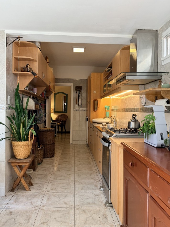 Venta departamento 4 ambientes con patio y cochera  