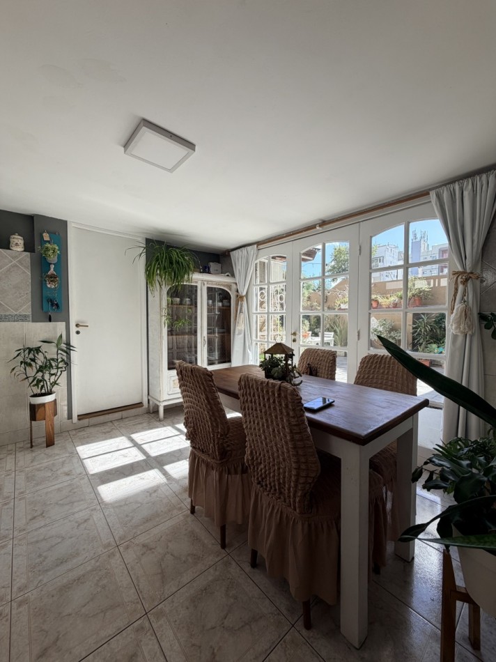 Venta departamento 4 ambientes con patio y cochera  