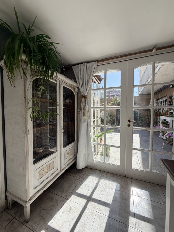 Venta departamento 4 ambientes con patio y cochera  