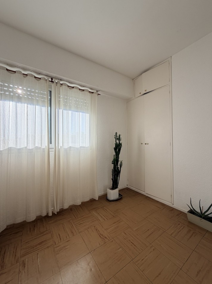 Departamento 4 ambientes con balcon a la  