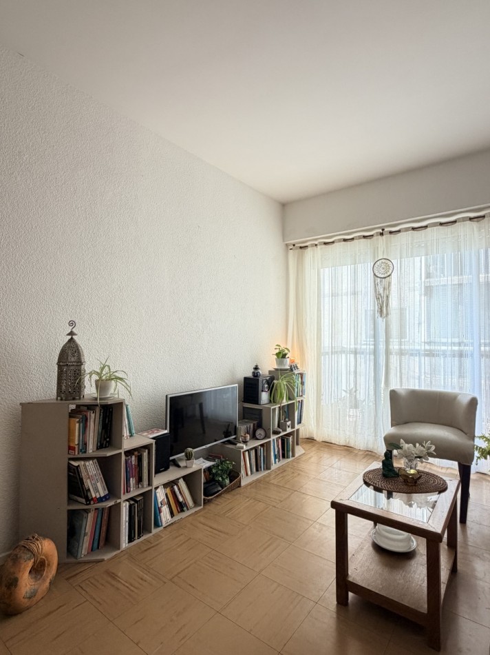 Departamento 4 ambientes con balcon a la  