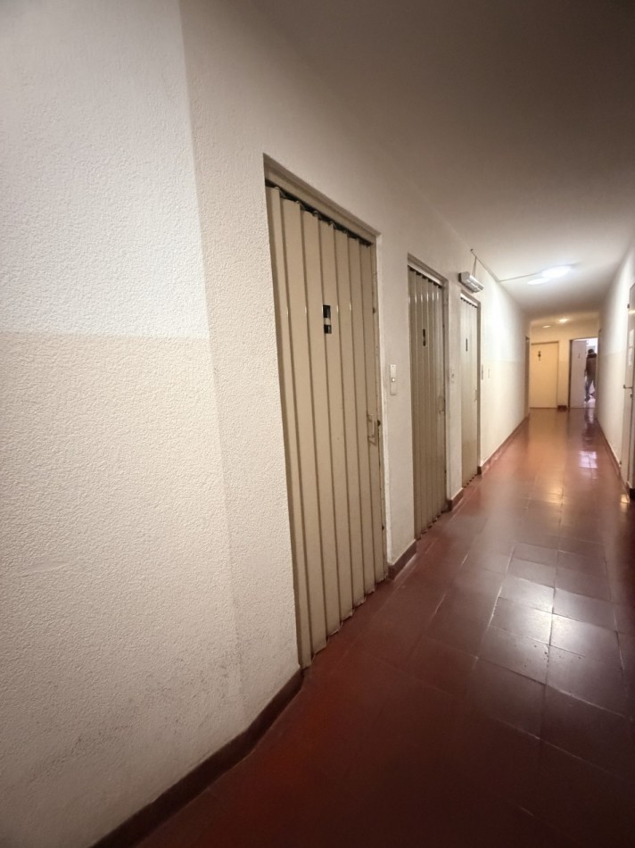 Departamento tres ambientes con espacio de cochera 