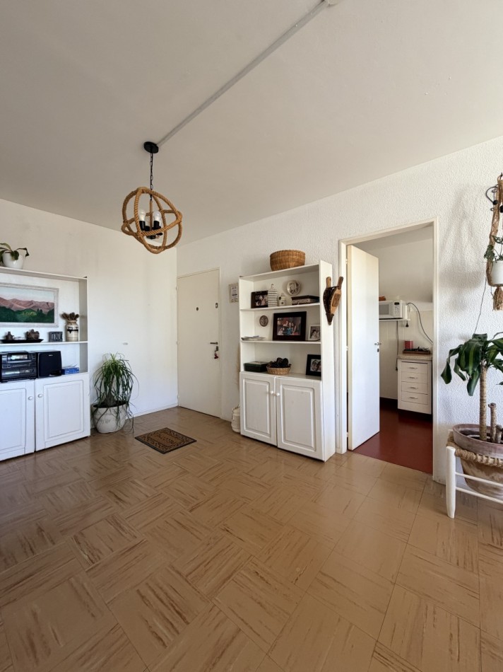 Departamento tres ambientes con espacio de cochera 