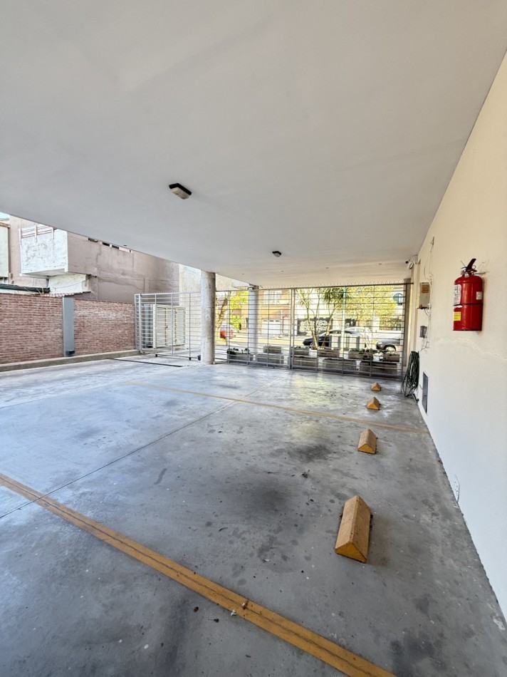 Departamento tres ambientes con cochera 