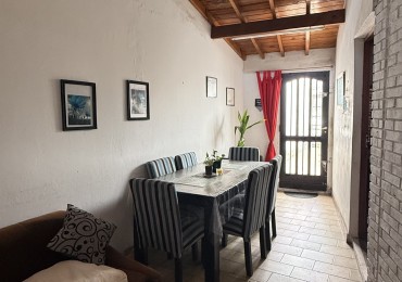 Casa de 4 ambientes a reciclar lote propio 