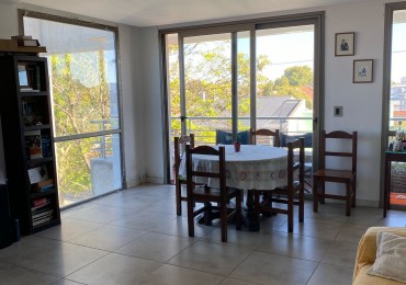 Departamento tres ambientes con cochera 
