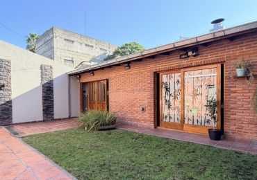 Casa cuatro ambientes con  quincho en impecable estado 