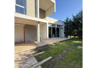 Casa 4 ambientes de corte moderno Reserva Golf de Acantilados 