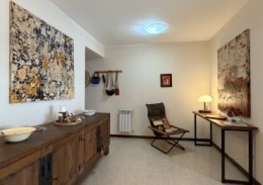 Departamento tres ambientes con cochera y edificio con quincho 
